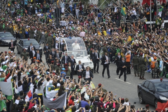 Francisco agradece aos brasileiros, pede orações e diz até breve