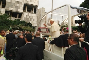 Peregrinos e fiéis se emocionam com a chegada do papa