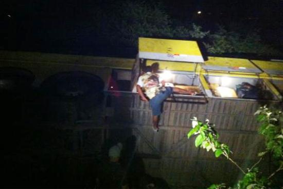 Ônibus da Itapemirim tomba e deixa vários feridos próximo a Conceição do Jacuípe