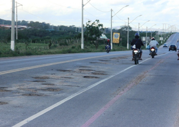 Coité – Pista esburacada leva perigo a ciclistas e pedestres na BA 409
