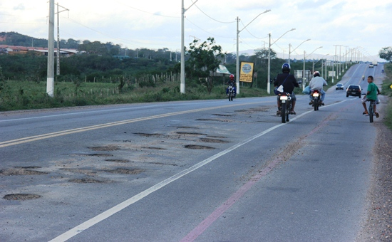 Coité – Pista esburacada leva perigo a ciclistas e pedestres na BA 409
