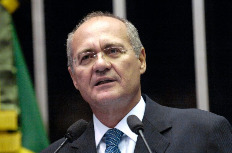Renan diz que não pagará valor gasto com uso de avião da FAB