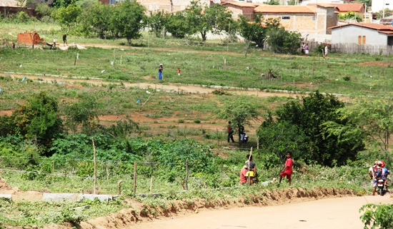 Sem tetos invadem terrenos na área urbana de Santaluz e paralisam rodovia