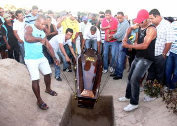 Comoção, saudade e músicas marcaram o sepultamento de Rambo