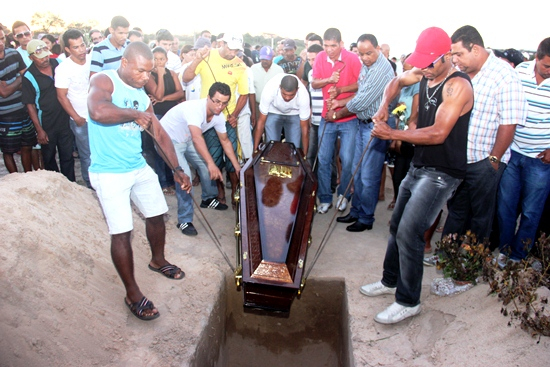 Comoção, saudade e músicas marcaram o sepultamento de Rambo