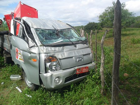 Motorista perde controle e capota veículo na BA 411,entre Ichu e Candeal