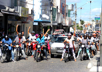 Funcionários da Via Uno protestam contra falta de pagamento