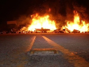 BR-116 é fechada por manifestantes, a favor da emancipação política do distrito de Caldas do Jorro