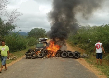 Manifestantes fecham rodovia que liga cidade de Saúde a Caldeirão Grande