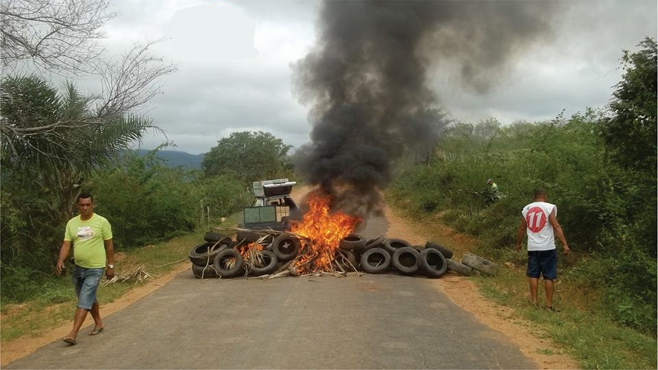 Manifestantes fecham rodovia que liga cidade de Saúde a Caldeirão Grande