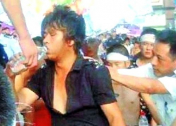 “Morto” levanta de caixão para beber água