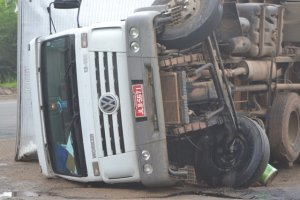 Caminhão carregado de alimentos tomba em Feira de Santana