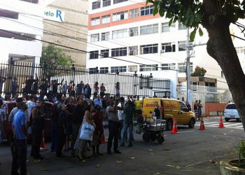 Corpo em decomposição é achado em cima de árvore em Salvador