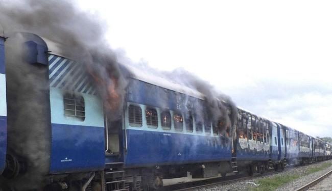 Índia: Condutor de trem é morto após atropelar e matar pelo menos 37 peregrinos