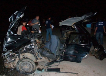 Carro fica destruído em acidente com mortes na BR-101, extremo sul da BA