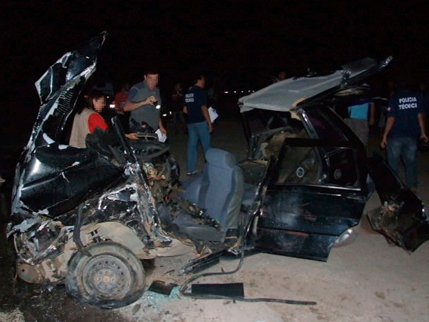 Carro fica destruído em acidente com mortes na BR-101, extremo sul da BA