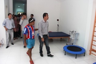 Manassés caminha ao lado de Alex