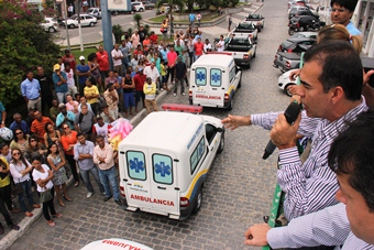 Prefeitura de Coité entrega Centro de Fisioterapia, Central de Medicamentos, Posto dos Correios e seis novos veículos