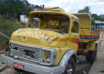 Caminhão desce ladeira e atropela 4 crianças; duas morrem