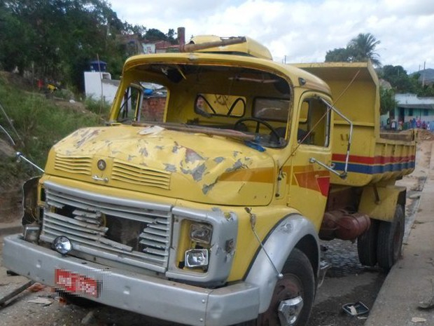 Caminhão desce ladeira e atropela 4 crianças; duas morrem