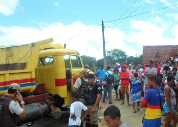 Caminhão desce ladeira e atropela 4 crianças; duas morrem