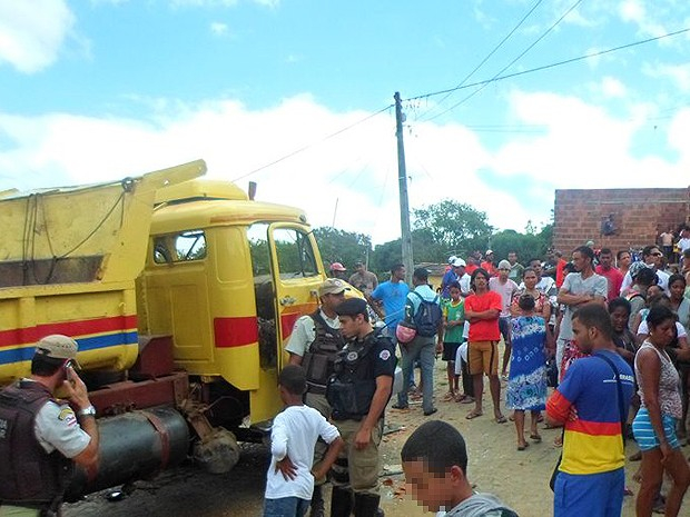 Caminhão desce ladeira e atropela 4 crianças; duas morrem