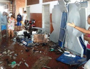 Bandidos explodem caixa eletrônico da CAIXA em Serra Preta