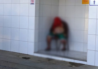 Caminhoneiro passa mal e morre sentado em banheiro de posto de combustíveis