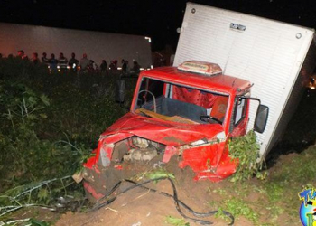 Caminhoneiro embriagado provoca acidente e é preso pela PRF em Tucano