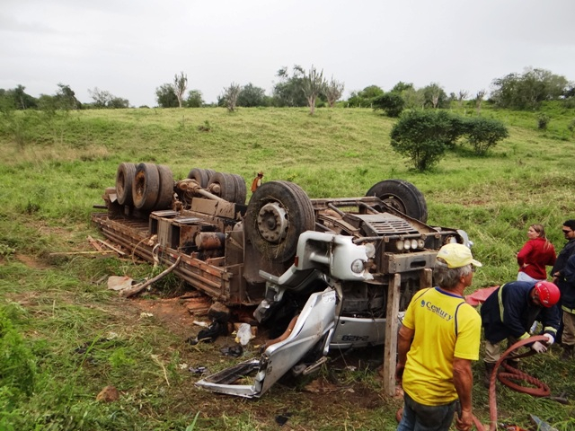 Caminhoneiro tenta evitar colisão com Corsa e capota em ribanceira; uma pessoa morre