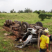 Caminhoneiro tenta evitar colisão com Corsa e capota em ribanceira; uma pessoa morre