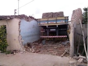 Motorista perde controle do caminhão e invade residência no povoado de Barreiro na BR-116/Norte