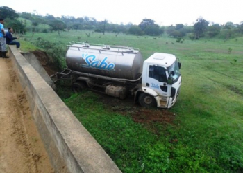 Caminhão de transporte de leite bate em caçamba e desce ribanceira no Rio Tocós divisa entre Ichu e Coité