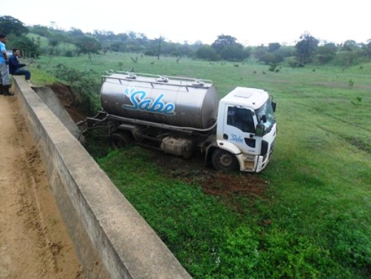 Caminhão de transporte de leite bate em caçamba e desce ribanceira no Rio Tocós divisa entre Ichu e Coité