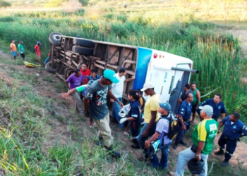 Adolescente morre e outros dez passageiros ficam feridos em capotamento de ônibus em Jacobina
