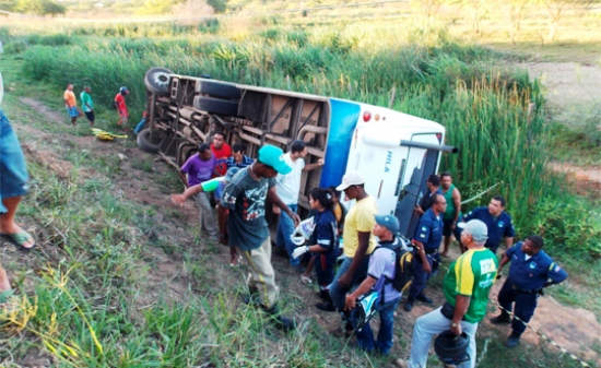 Adolescente morre e outros dez passageiros ficam feridos em capotamento de ônibus em Jacobina