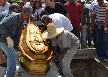 Camaçari – Vestidos de branco, amigos se despedem de Mister Bahia em enterro