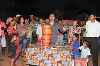 Ao distribuir filtros em comunidades consideradas de extrema pobreza, Assis pede esforço da equipe para mudar esta realidade