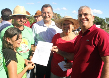 Nova Soure I – Fátima Nunes comemora junto aos agricultores a legalidade do Assentamento da Fazenda Cajuba