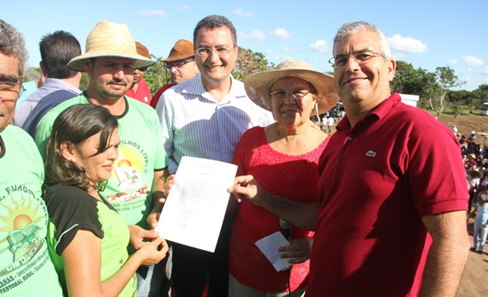 Nova Soure I – Fátima Nunes comemora junto aos agricultores a legalidade do Assentamento da Fazenda Cajuba