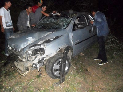 Veículo capota no “Inferninho” e motorista escapa apenas com escoriações