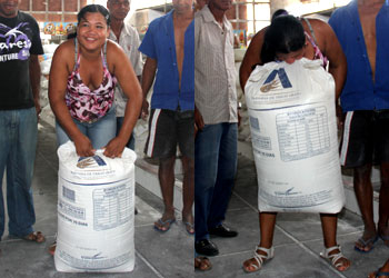 Coité – Mulher levanta saco de farinha pesando 50 kg com os dentes