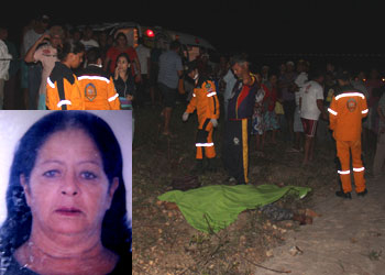 Mulher encontrada morta na BA 411 é sepultada.Ela caiu de uma motocicleta