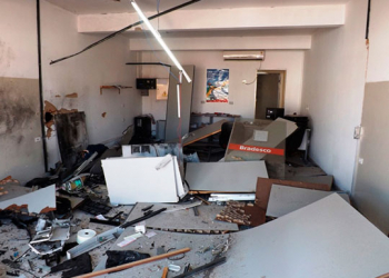 Bandidos usam dinamite para explodir caixa eletrônico do Bradesco de Novo Triunfo