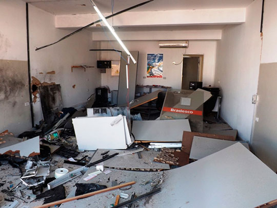 Bandidos usam dinamite para explodir caixa eletrônico do Bradesco de Novo Triunfo