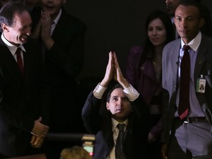 O deputado Natan Donadon agradece, na última quarta-feira (28), depois de a Câmara rejeitar a cassação do seu mandato (Foto: Sérgio Lima/ Folhapress)