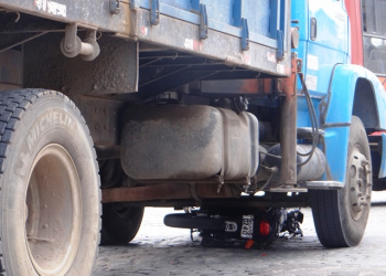 Feira de Santana: Motociclista morre após ser arrastado por caminhão