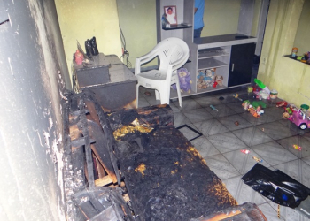 Feira de Santana: homem coloca fogo na própria casa após flagrar esposa com outra mulher