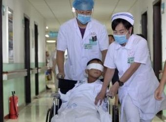 China: Criança que teve olhos arrancados é operado