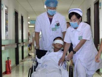 China: Criança que teve olhos arrancados é operado